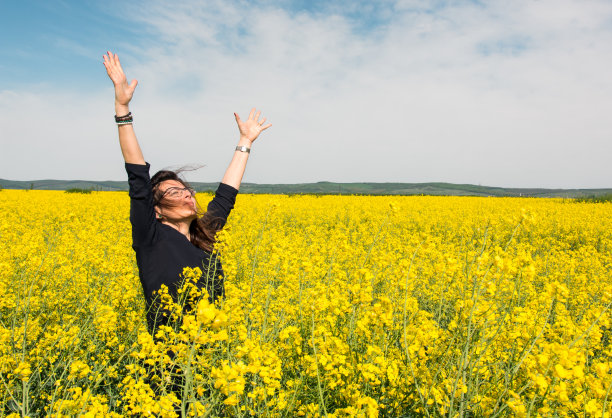 被油菜花的成年女子图片下载
