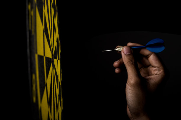 圆靶与箭在黑色背景，成功的概念图片下载