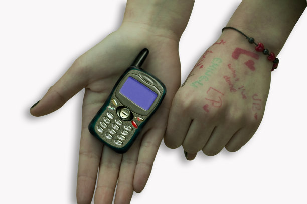 女孩手里最小的手机图片下载