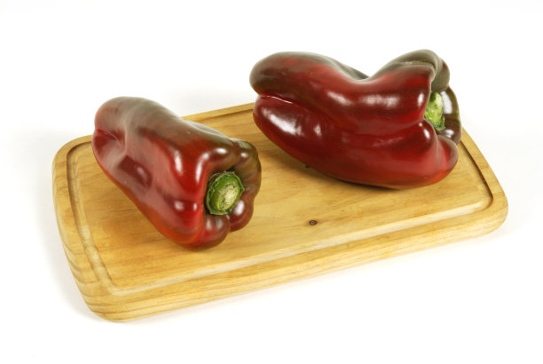 两颗红辣椒在一张桌子上图片下载