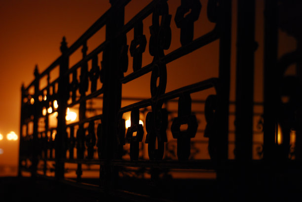 在一个雾霭弥漫的夜晚，教堂围墙的独特而神秘的景色图片下载