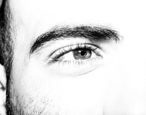 男性的眼睛和微笑的脸的特写图片下载