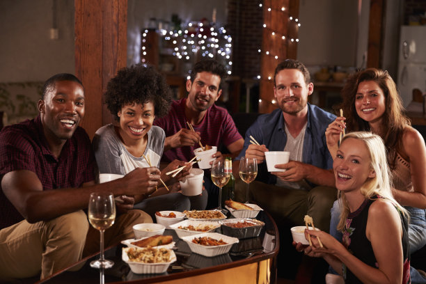 朋友们在家里分享中餐外卖，看着镜头图片下载