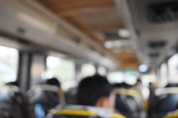 模糊的背景在公共汽车旅行在白天。图片下载