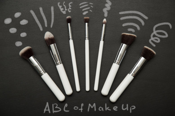 在黑色的背景上用粗犷的图片化妆笔刷。图片下载