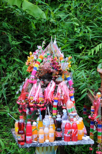泰国乡村的祭祀屋图片下载