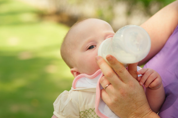 喂婴儿图片下载