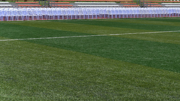 草地背景上的足球场线图片下载