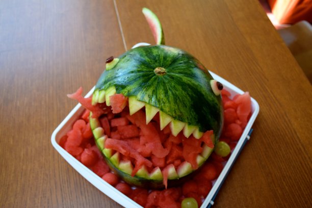 西瓜鲨鱼水果蛋糕图片下载