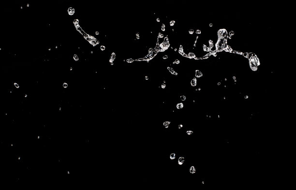 水花孤立的黑色背景图片下载