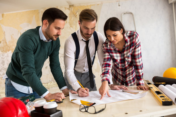 架构师团队讨论蓝图图片下载