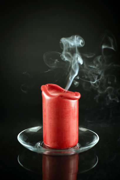 红蜡烛和蜡烛烟图片下载