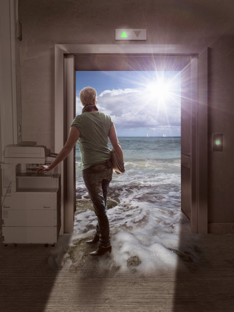 办公室里有个女人在做白日梦图片下载