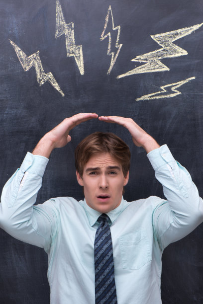 穿着白衬衫的紧张的商人图片下载