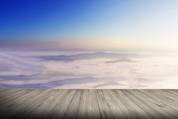 山上的木地板上有雾图片下载