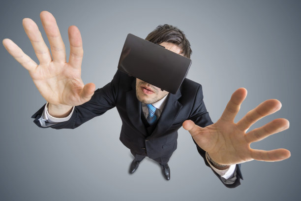 年轻人戴着虚拟现实头盔。视图从上。图片下载