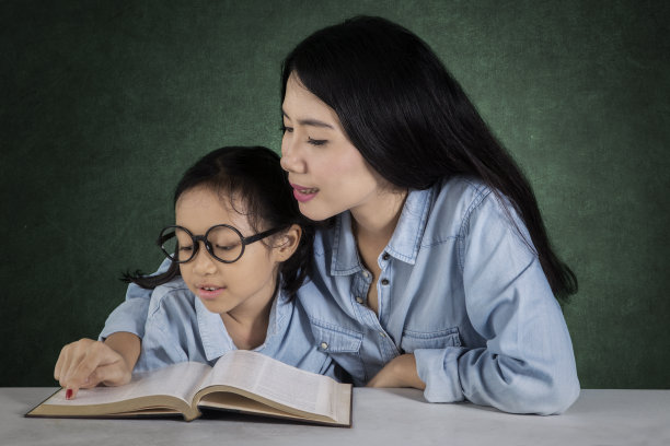 可爱的学生和老师一起读书图片下载