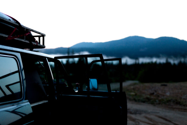 伐木路车和晚雾图片下载