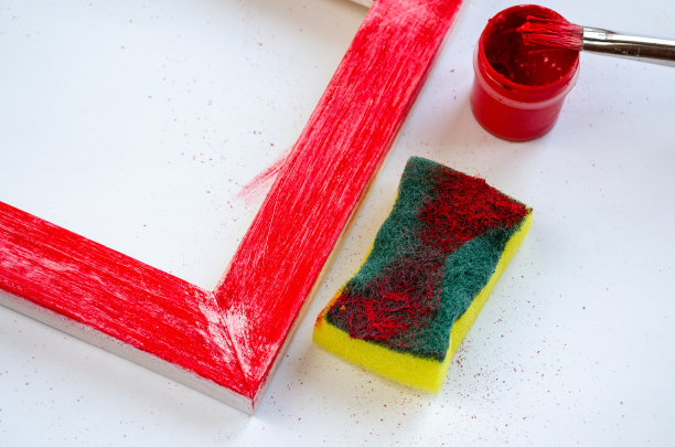 用油漆、海绵和画笔绘制的木制画框图片下载