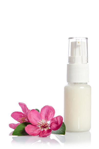 面霜瓶与粉红玫瑰孤立在白色图片下载