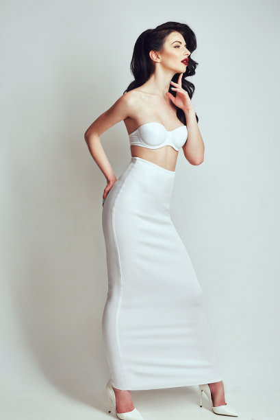 女孩模特在白衣服照片会议在工作室。黑发长发。一个美丽的图。微笑。生活方式。乐趣。快乐图片下载