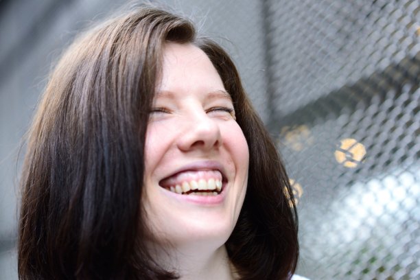 女人笑了图片下载