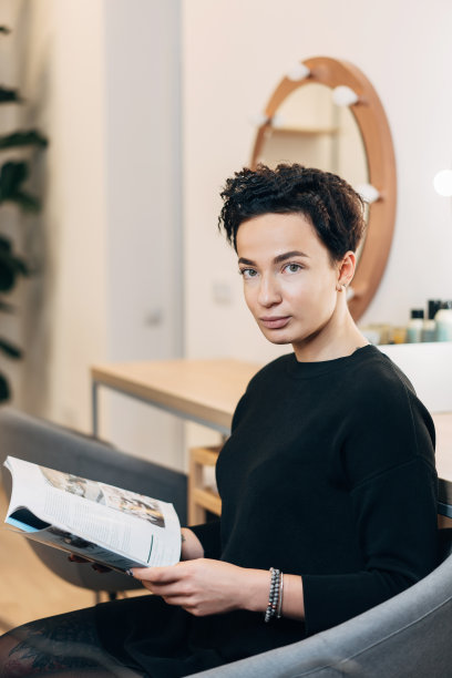 美容室镜子前的美女图片下载