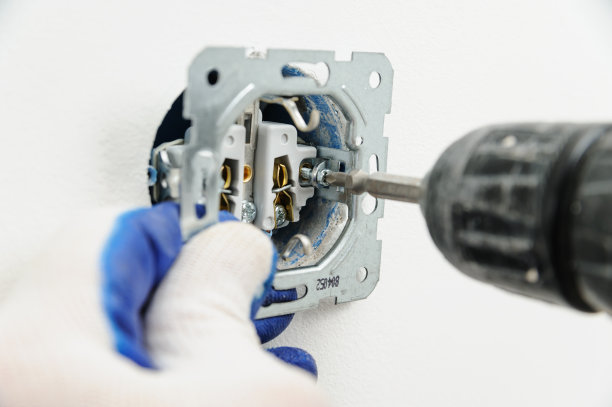 电工安装电源插座。图片下载