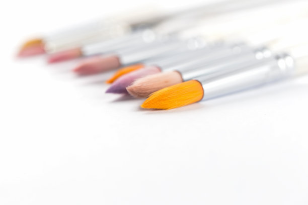 水彩画笔在白纸上图片下载