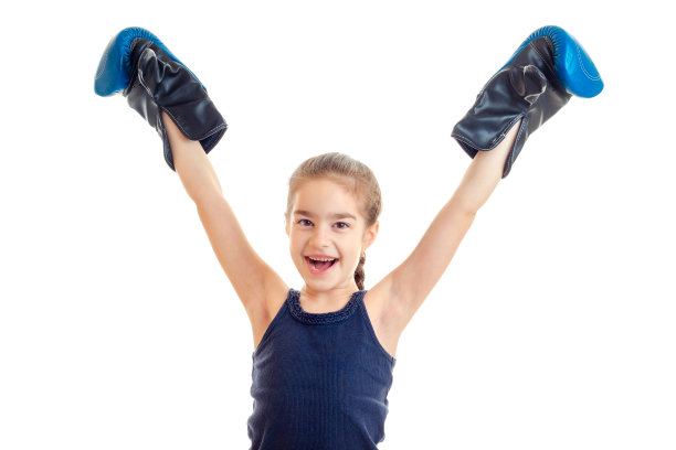 一个戴着拳击手套的快乐小女孩举起了双手图片下载