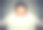 惊讶的人睁大眼睛躲在笔记本电脑后面盯着屏幕，一脸惊恐的表情图片下载