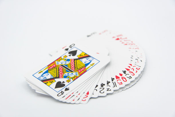 在白色背景上玩纸牌图片下载