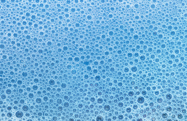 洗涤剂泡沫泡沫与蓝色基调的背景图片下载