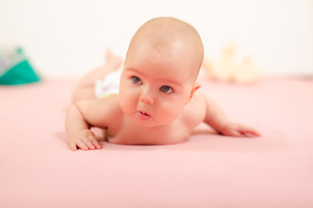 可爱宝宝的肖像。婴儿俯卧着图片下载