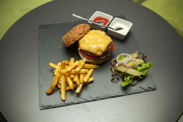 芝士汉堡配炸薯条图片下载