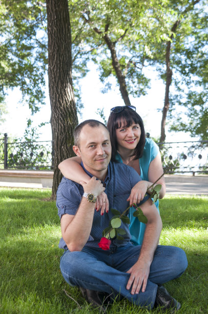 女人,一个中年男子在草坪上休息Женщинаимужчинасреднихлетотдыхаютналужайке图片下载