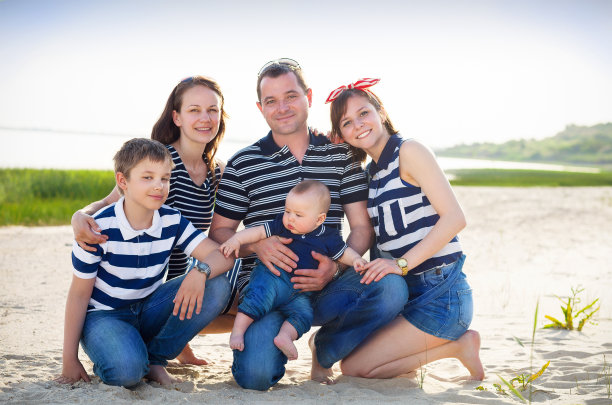 五口之家在海滩上玩图片下载