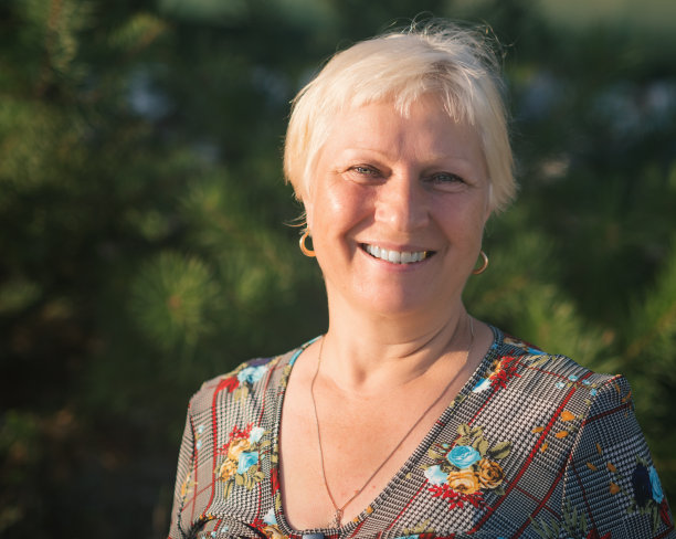 一位美丽的老年妇女的肖像。图片下载