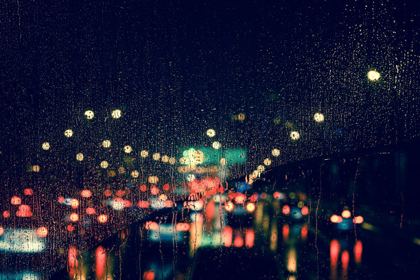雨点落在窗上，路灯散光图片下载