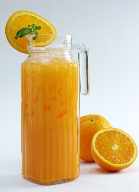 一杯橙酒和新鲜水果在白色的背景图片下载