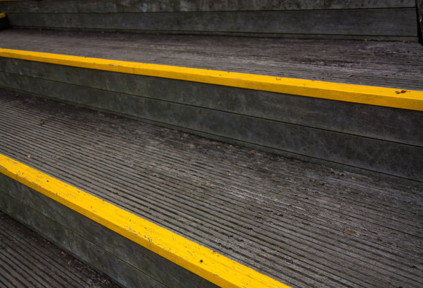 日本岛上的木制楼梯图片下载