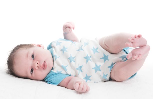 新生男婴四处探索图片下载