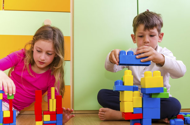 孩子们在玩积木图片下载