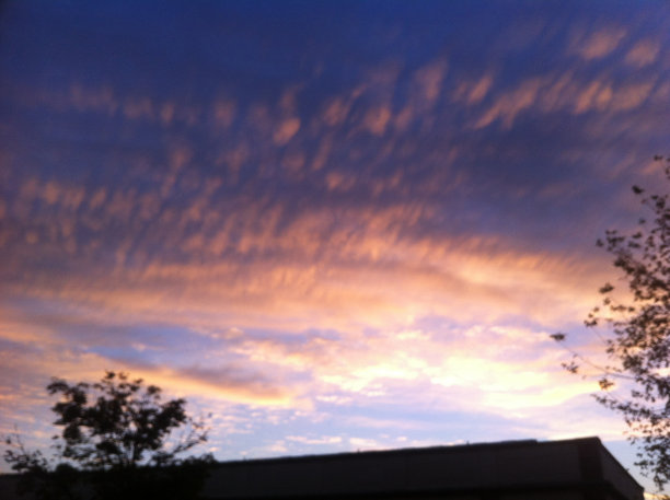 蔚蓝的天空，金色的晚霞图片下载