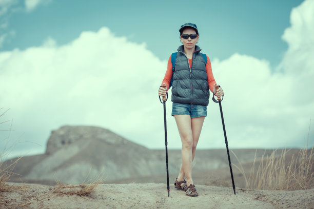 背包徒步者在山顶休息图片下载