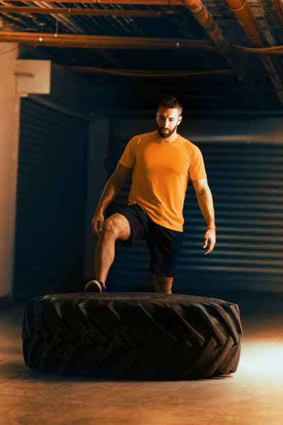 年轻的强壮的男人图片下载