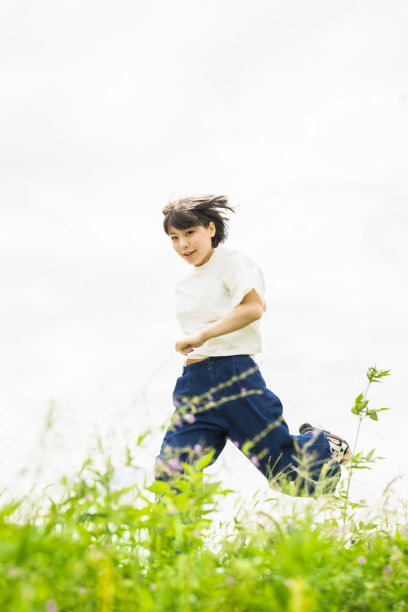 亚洲女孩在绿色的田野自由的气氛图片下载