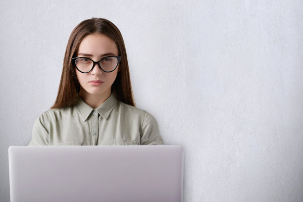 聪明的表情，一个年轻美丽的女孩与迷人的眼睛图片下载