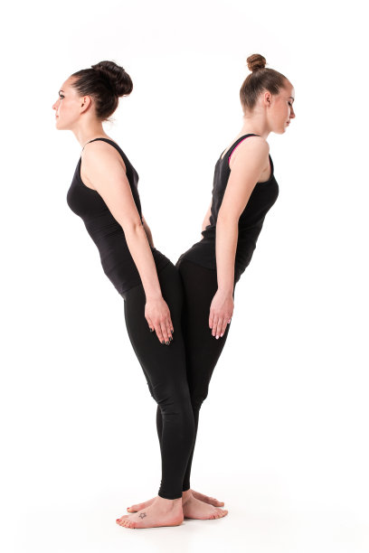 字母Y由体操运动员的身体组成图片下载