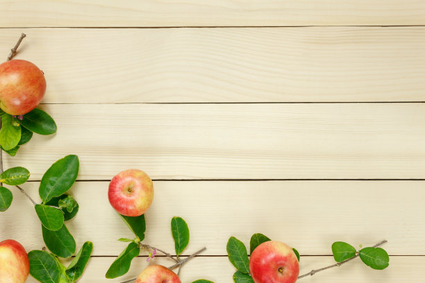 顶视图红苹果和树叶上的木制。素材图片